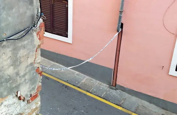 Čez vhod v Župančičevo ulico je bil včeraj dopoldne še vedno 
napet policijski trak. 
