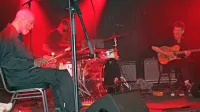Ameriški glasbenik  Brandon Seabrook (desno s kitaro) je nastopil s svojim triom, ki je prav na dan nastopa izdal 
album.  Z enostrunskim brenkalom, deloma tolkalom, imenovanim  diddley bow, je navduševal Cooper Moore.  