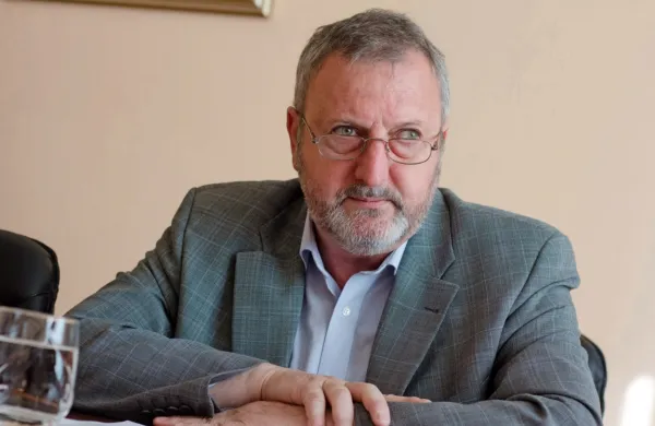 Emilu Rojcu v prijavi, ki jo je prejela KPK, očitajo sum zlorabe 
uradnega položaja in prejemanja podkupnine. O utemeljenosti 
očitkov bosta presojala policija in občinski nadzorni odbor.   