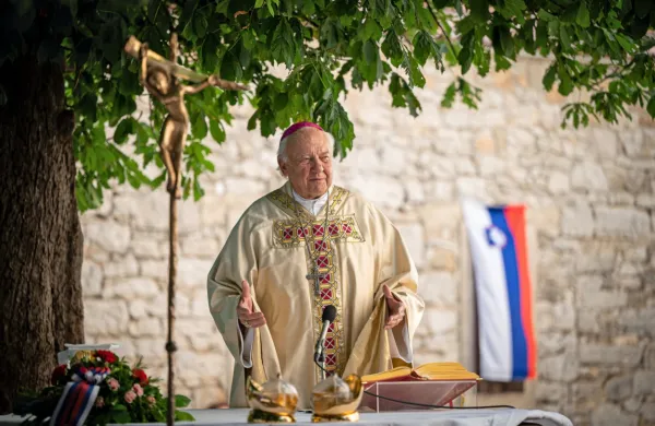 Bizjaka je 13. maja 2000 za koprskega škofa imenoval papež Janez 
Pavel II.