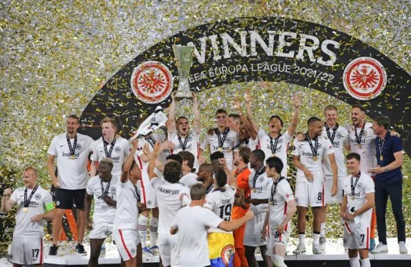 Eintracht Frankfurt je pred tednom dni slavil v evropski ligi in si 
priigral vstopnico za ligo prvakov v  prihodnji sezoni. 