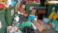 Tak prizor je v ponedeljek zjutraj pričakal delavce KSP Sežana na 
ekološkem otoku pri Kraškem vodovodu v Sežani. 