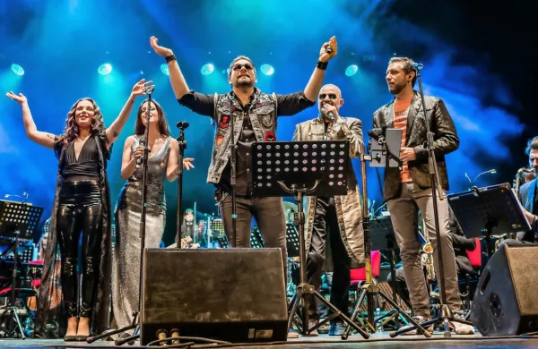 Med glasbeniki, ki nastopajo v glasbenem spektaklu Rock Opera, 
je tudi slovenska pevka Jana Šušteršič, na fotografiji prva z 
leve.  