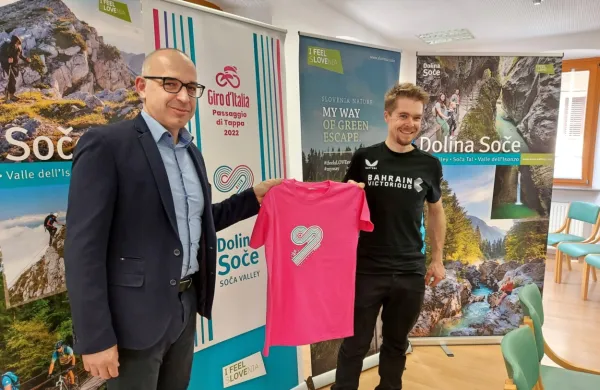 Jan Tratnik (desno)  na predstavitvi posoške etape Gira pred 
dobrim mesecem dni v Kobaridu.  