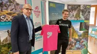 Jan Tratnik (desno)  na predstavitvi posoške etape Gira pred 
dobrim mesecem dni v Kobaridu.  