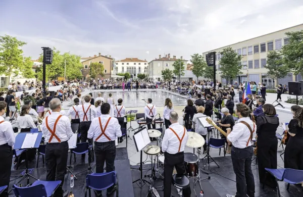 Odprtje parka so z nastopi pospremili En Big Band, Obalni 
komorni orkester, solistka Kristina Čok in dirigent Patrik Greblo, 
Plesna šola Fiona, Art studio Portorož in  JK Soul.