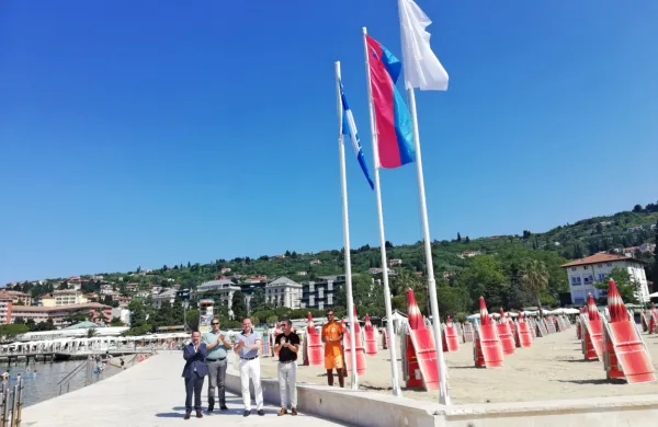  Med letošnjimi prejemnicami Modre zastave je (kot lani - na 
fotografiji) tudi cntralna portoroška plaža.