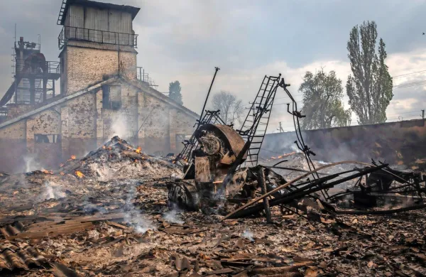 Ruske sile, ki si prizadevajo prevzeti popoln nadzor nad regijama 
Doneck in Lugansk, še naprej vodijo srdito ofenzivo na vzhodu 
Ukrajine.