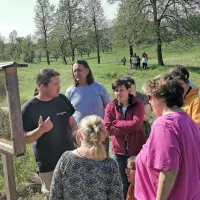 Na kmetiji Tadeja Smrdela v Slavini obiskovalci spoznajo življenje čebel od blizu.