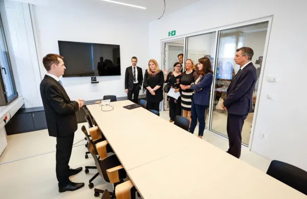 Hiša je zasnovana po modelu Barnahusa, ki zagovarja otroku 
prijazne preiskovalne postopke.