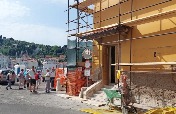 Kamniti cokel je povsem odstranjen, delavci pa bodo naredili 
drugega, pri katerem bodo uporabili stare, še dobre kamne in 
primerno obdelane nove. 