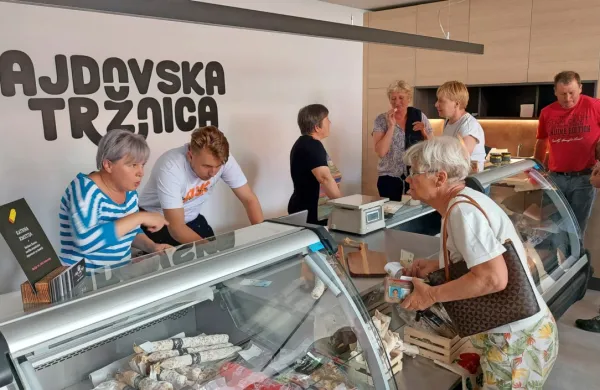 Prenovljeni notranji prostori mestne tržnice so prijaznejši za 
ponudnike in za kupce.