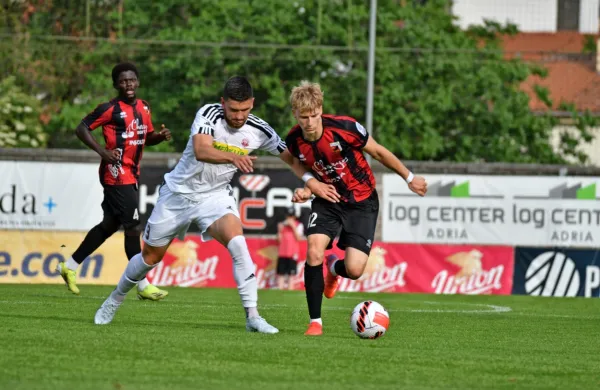 Sežanci (v rdeče-črni opremi) povratno nedeljsko tekmo v Kranju 
pričakujejo s prednostjo.