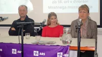 Režiser Alen Jelen, višja kustosinja Marija Terpin Mlinar in Metka 
Pavšič (z leve) na predstavitvi radijske igre o tihotapki Melhiorci.