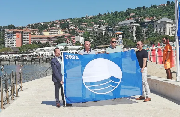  Med letošnjimi prejemnicami Modre zastave je (kot lani - na 
fotografiji) tudi centralna portoroška plaža.

