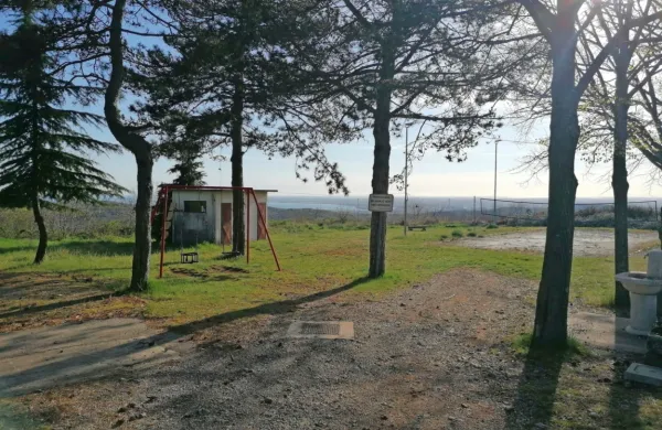 V prvi fazi naj bi na obrobju vasi zgradili 14  mest za avtodome, 15 
parcel za šotore ter 45 parkirnih mest.  