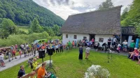 Pohodnikom vseh generacij so otroci s  kulturnim programom postregli na pisateljevi domačiji v Bukovci pri Slapu ob Idrijci.  
