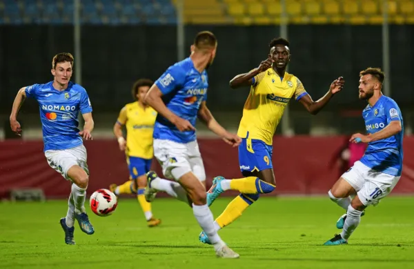 Lamin Colley (v ospredju v rumenem dresu), kot kaže, zapušča 
Koper.