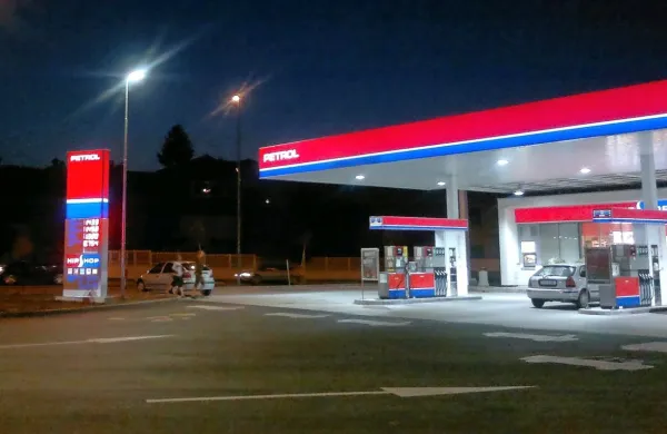 Nervozni 34-letni Ljubljančan naj bi celo prespal na Petrolovi črpalki 
v Pivki, zjutraj pa začel razgrajati in razbijati. 
