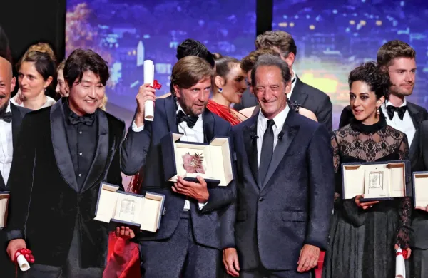 Z leve: Song Kang-ho (najboljši igralec), Ruben Ostlund (režiser 
filma Triangle of Sadness), igralec Vincent Lindon (predsednik 
žirije) in Zar Amir Ebrahimi (najboljša igralka).   