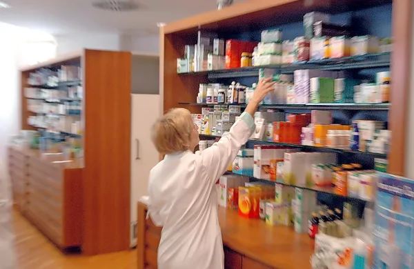  Pandemija je oskrbne čase še podaljšala in otežila postopke.