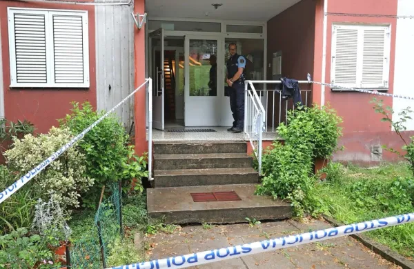 Policisti  in kriminalisti  so  včeraj  še preiskovali  okoliščine  družinske tragedije,  ki se je zgodila v enem od  stanovanj bloka na Krožni 
cesti.  