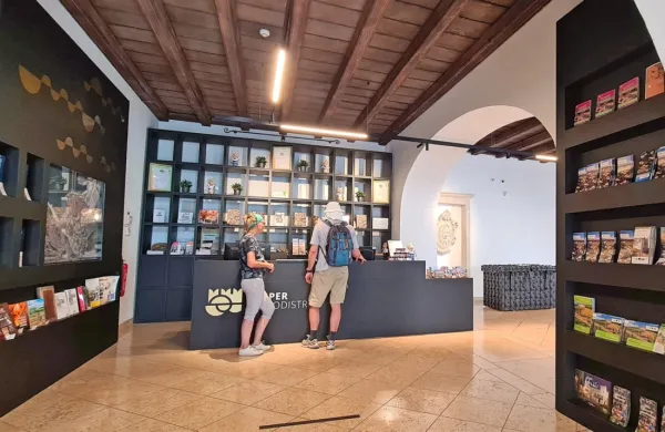 Nekateri sobodajalci so kritični do   Zavoda za mladino, kulturo in 
turizem. “Vloga zavoda ni zadovoljevanje potreb in želja posameznikov,” poudarjajo na zavodu   (na fotografiji  TIC    v Pretorski 
palači).