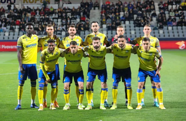 Koprska enajsterica pred polfinalom pokala, na fotografiji je  večina nosilcev  igre koprskega moštva v 
minuli sezoni. 