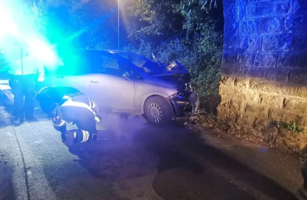 Z opel corso trčil v kamniti zid