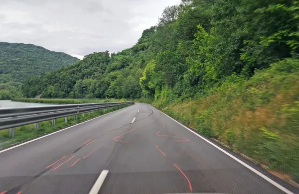 Policisti   so  potrdili, da  se  je  vozniku  avtomobila,  ki  je  začel    
prehitevati,   moral  izogibati      še  en  motorist,  da  je preprečil  trk,  
drugi   te  možnosti  ni  imel  ...  