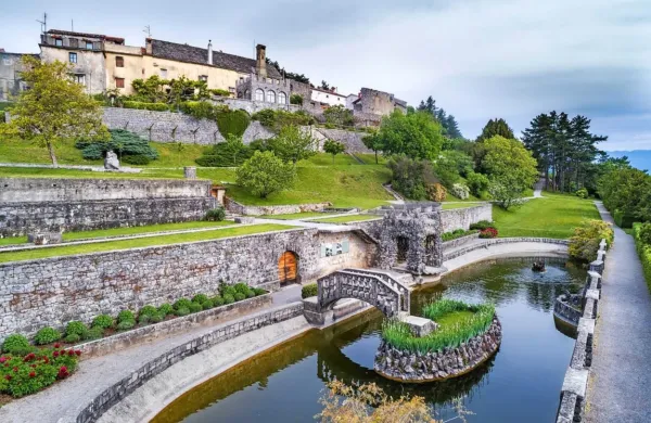 Vrtovi Krasa (na fotografiji Ferrarijev vrt) so  pomembni pričevalci zgodovinske, vrtno-arhitekturne in 
naravne dediščine kraškega prostora. 