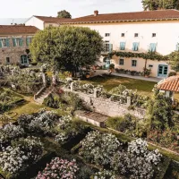 Na posestvu Ville Fabiani bo potekal tudi doživljajski sprehod med vrtnicami in pikolitom.