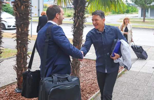 Drago  Matić   z  odvetnikom  Denisom  Kostrevcem (levo),   ki  zastopa   
nekdanjo   upravo.  
