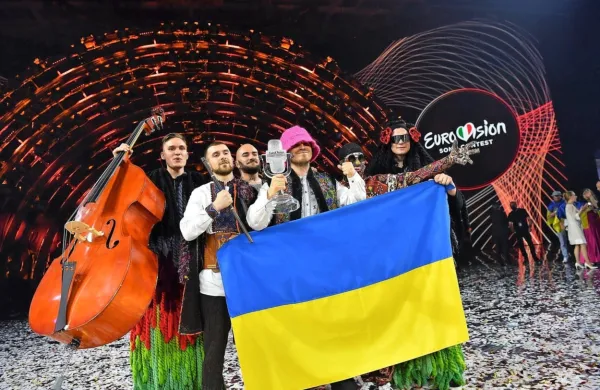 Kalu&scaron; Orkestra s prodajo pokala na pomoč domovini