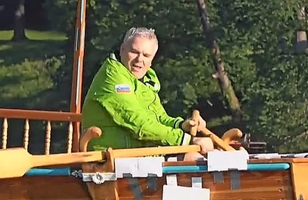  Miha Deželak je dobrodelno pot začel v pletni na Blejskem 
jezeru.