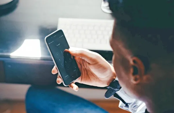 Ogoljufani občan je s telefonske številke +49965024838 prejel klic 
moškega, ki se mu je v angleškem jeziku predstavil kot delavec 
podjetja Microsoft.