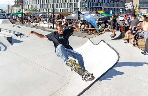 Sobotni Skate Jam bo skupek tekmovanja v rolkanju in hiphop 
koncerta.