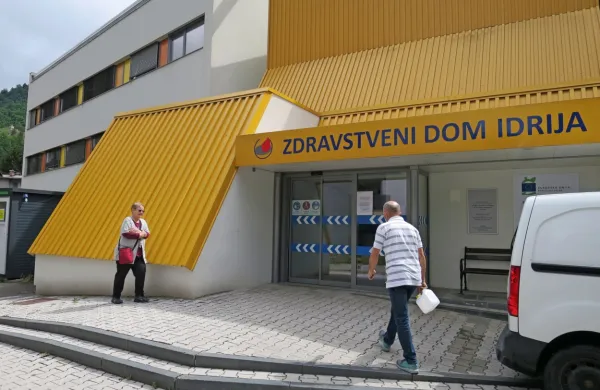 Zaradi pomanjkanja družinskih zdravnikov  v ZDI bodo vsi občani 
Idrije  dostopali v le dve nadomestni ambulanti. Donedavna jih je 
bilo na voljo šest. 
