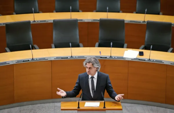 DZ potrdil ministrsko ekipo 15. slovenske vlade, ki jo bo vodil Robert Golob
