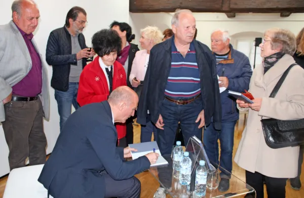 Psihiater, dr. Marko Pišljar je na predstavitev svoje pesniške zbirke 
Odsevi bližine pritegnil rekordno veliko ljudi.