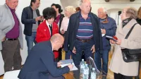 Psihiater, dr. Marko Pišljar je na predstavitev svoje pesniške zbirke 
Odsevi bližine pritegnil rekordno veliko ljudi.