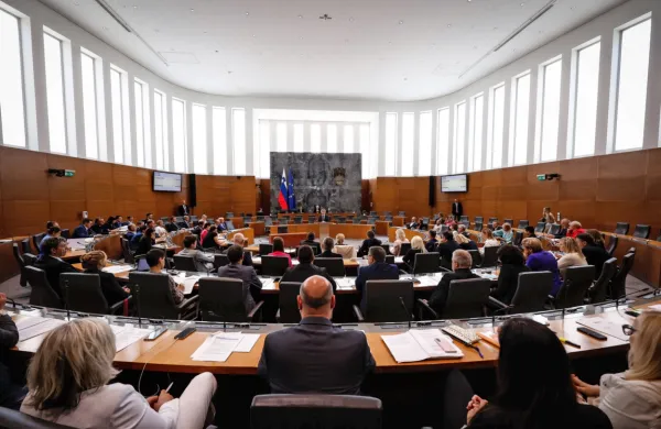 Izredna seja DZ, na kateri so poslanci potrjevali ministrske 
kandidate nove vlade in obravnavali mandatno-volilne zadeve. 