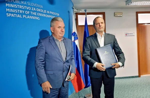 Na ministrstvu za okolje in prostor sta danes dopoldne novi 
minister Uroš Brežan in njegov predhodnik Andrej Vizjak opravila 
primopredajo poslov.