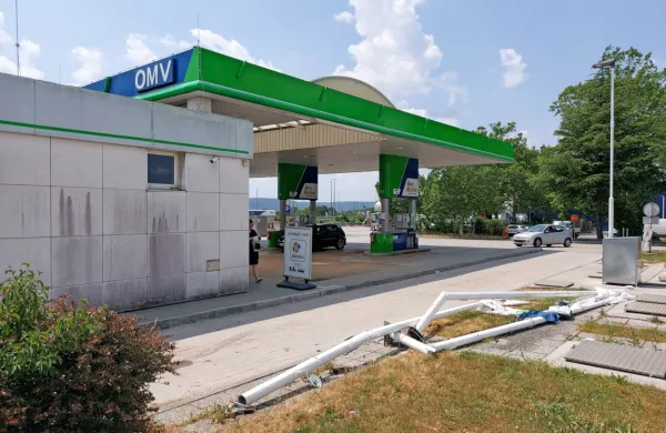 Z avtom trčil v droge za zastave, policisti so ga pridržali