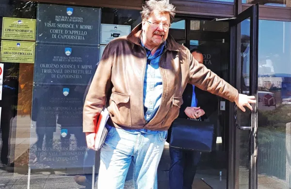 Igor  Bavčar       je    na koprsko  sodišče  prišel    kot  svoboden   človek. Na  
prostost  je  odšel  pet mesecev pred iztekom kazni, čeprav še ni 
poravnal milijonske premoženjske škode in je davčni dolžnik.    