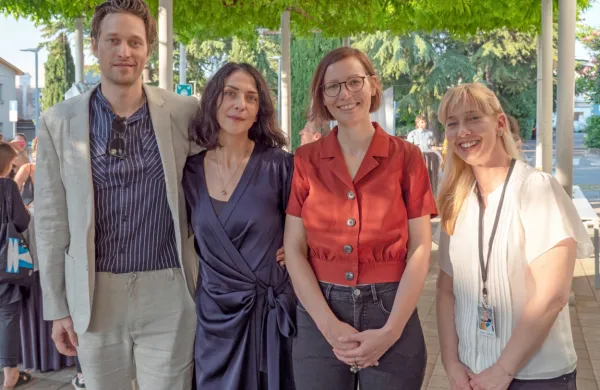  Andrina Mračnikar (druga z leve),  ob njej mož, producent   Jürgen 
Karasek,  direktorica festivala Tanja Hladnik in  glavna selektorica 
filmskega programa Varja Močnik.