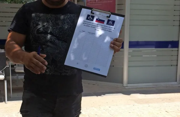 Ker se v zadnjih mesecih na različnih območjih  PU  Nova  Gorica  
pojavljajo osebe,  ki  zbirajo prostovoljne prispevke v gotovini s 
pretvezo zbiranja za gluhoneme osebe, policisti PU Nova Gorica  
opozarjajo občane, da so v takšnih primerih izredno previdni in 
zavrnejo plačilo humanitarnega prispevka. 