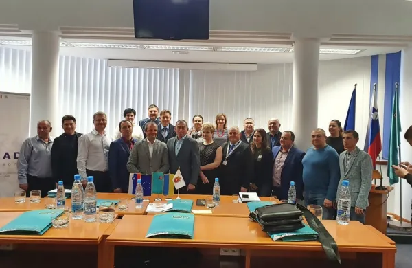Delegacija iz Ukrajine  ob podpisu pogodbe v Tolminu z  županoma 
v sredini Urošem Brežanom (levo) in Valeriyem Hryhorashom.  