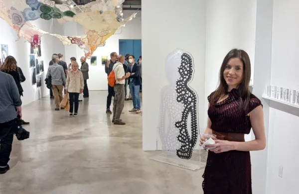 Eva Petrič na odprtju razstave v newyorški galeriji Mizuma Kips na 
Manhattnu