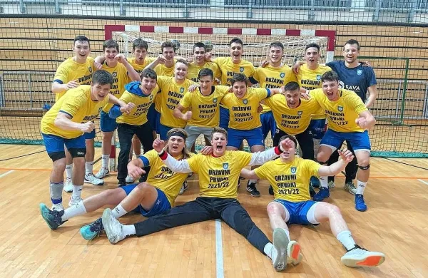 Koprski mladinci so se pod trenersko taktirko Uroša Čuka tako 
razveselili naslova državnih prvakov. 